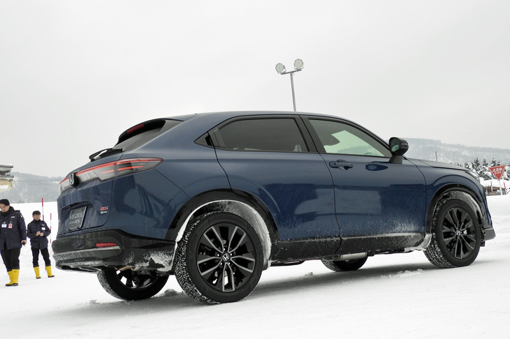 コースへと向かう「ヴェゼル」。試乗車のグレードは、専用チューニングのパワーステアリングやローダウンサスペンションを備えた、スポーティーな「e：HEV RS」だった。