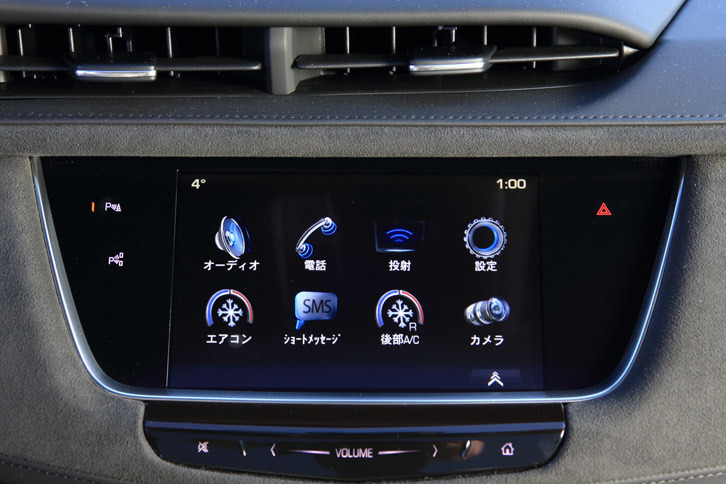 「XT5クロスオーバー」では、インフォテインメントや空調、オーディオなど、さまざまな機能の操作をタッチスクリーンに統合。ただし、実用性に配慮して、頻繁に使う音量調整のコントローラーや、エアコンの操作パネルなどはダッシュボード上に個別に残されている。