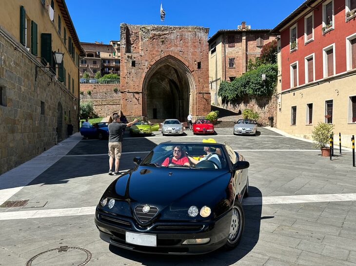 13世紀末に歴史をさかのぼる共同井戸、フォンテヌオーヴァを背景に「スパイダー3.0V6」（手前）。当日はまさにスパイダー日和であった。