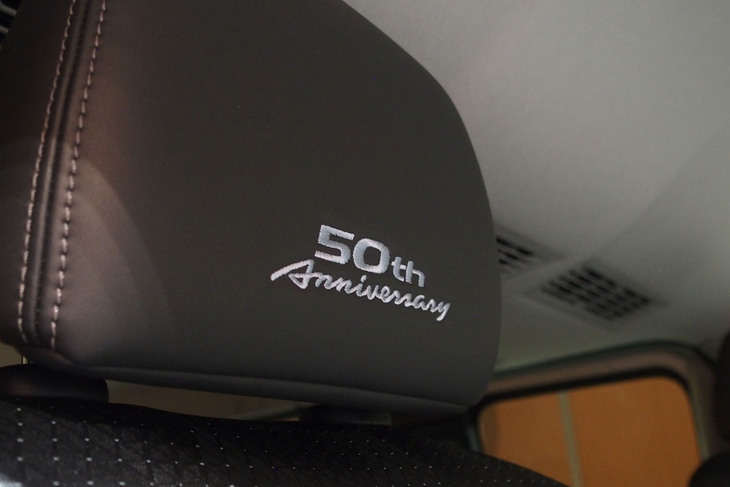 キャラバン50thアニバーサリー（フロントシートのヘッドレスト）