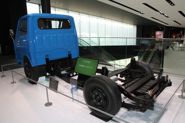 後方から見た「エルフ マイパック」のシャシー。当然ながらプロペラシャフトもデファレンシャルもない。