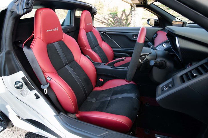 専用スポーツシートは、座面と背もたれにあしらわれるセンターラインが従来よりもくっきりとしたデザインに改められたほか、シートヒーターが内蔵された。