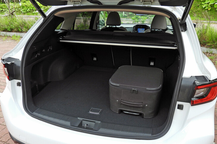 旅のお供では荷室容量も重要なポイント。「レイバック」のそれは561リッターと、ぶっちゃけ「フォレスター」より広いです。