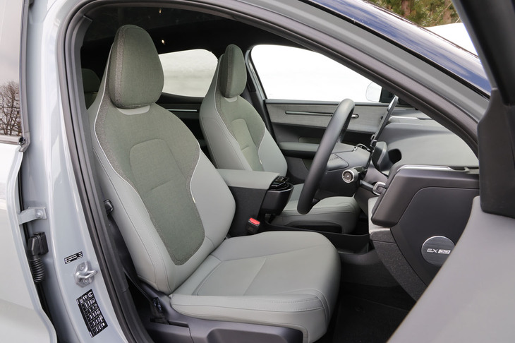 電動調整機構とヒーターが組み込まれた「EX30クロスカントリー ウルトラ ツインモーター パフォーマンス」のフロントシート。ウール30％、再生ポリエステル70％を配合したテイラードウールブレンド素材と、リサイクル素材およびバイオ由来素材からなる「ノルディコ」のコンビ表皮を採用する。