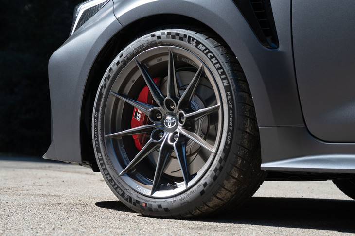 タイヤには245/40ZR18サイズの「ミシュラン・パイロットスポーツ カップ2コネクト」を装着。専用サスペンションのダンパーは前後ともにモノチューブ式で、前にはキャンバー剛性に優れる倒立式のものを、リアには「RZ」よりピストン径の太いものを使用している。