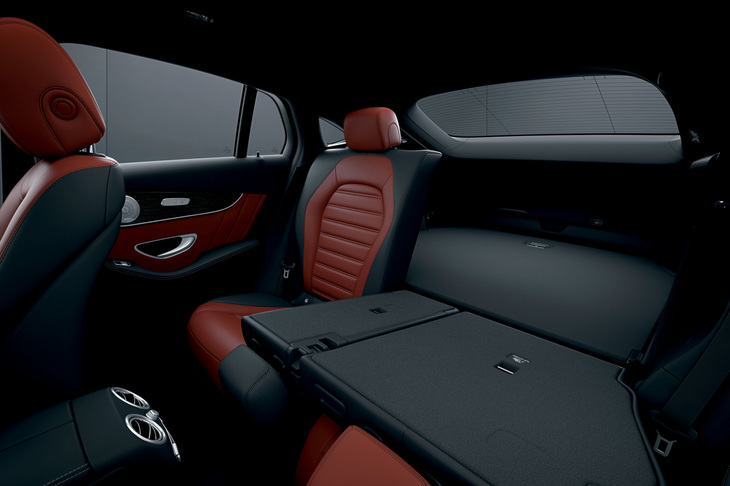 「GLCクーペ」の荷室。リアシートのバックレストには、40：20：40の分割可倒機構が備わる。