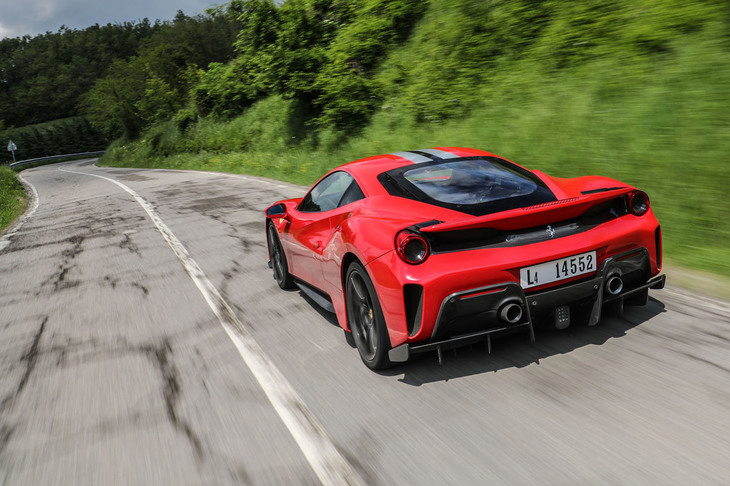 
	「488ピスタ」が0-100km/h加速に要する時間は、「488GTB」よりも0.15秒短い2.85秒。最高速度は340km/hと公表される。
	