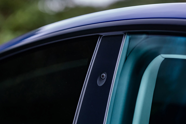 Bピラーに取り付けられたカメラ。ボディーの外周やフロントウィンドウ上部に取り付けられた計8個のカメラを用いて、アクティブセーフティー機能をコントロールしている。