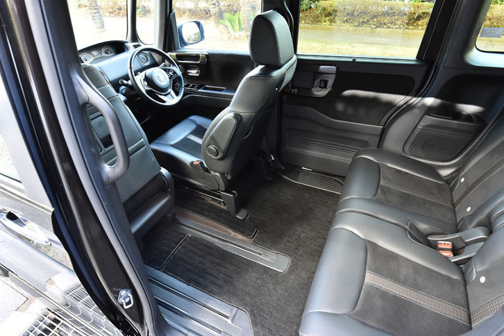 助手席は前後に57cmスライド可能。一番前に寄せた場合（写真）、助手席側スライドドアから運転席へのウオークスルーができるようになる。