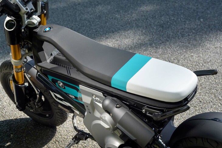 スケートボードに着想を得たという板状のシート。シート高は750mmで車体もスリムなので、足つき性は抜群にいい。