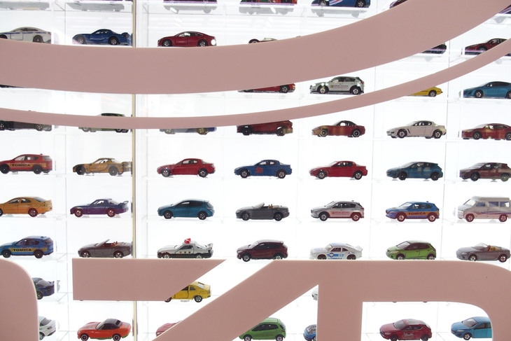 さらに「MINIATURE CAR WALL」に近づくと、壁の中に無数のミニカーを発見。