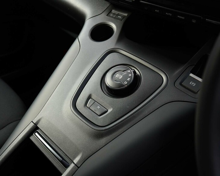 シフトセレクターはダイヤル式。その左上のカップホルダーは「プジョー・リフター」だとグリップコントロールのダイヤルに置き換わる。