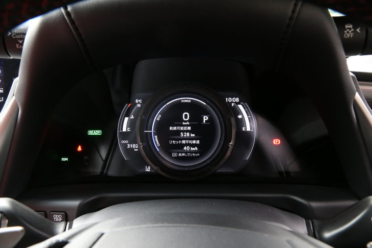 「LFA」譲りとトヨタが言うメーターのデザイン。スイッチ操作で中央部分に位置するアナログデザインのメーター（写真）が右にスライドし、各種インフォメーションを表示するディスプレイの面積が広がる。