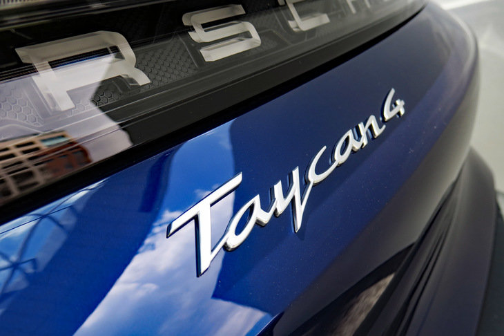 ポルシェ・タイカン4クロスツーリスモ（「Taycan4」のロゴ）