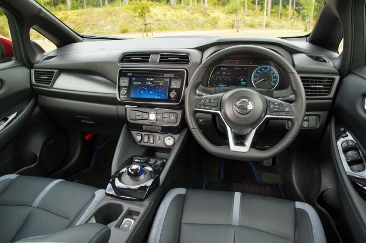 テスト車のインテリアカラーはブラック。ダッシュボードやステアリングなどにはブルーのアクセントが施される。
