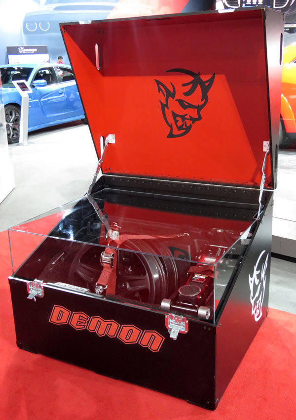 「ダッジ・チャレンジャーSRTデーモン」のドラッグレース用キット。