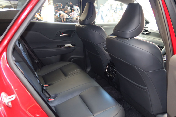 トヨタ・クラウン スポーツ（リアシート）