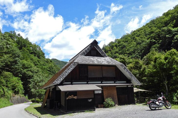 白沢川沿いの、キャンプ場に併設された古民家カフェ。この風情が気になっていて、いつか来てやろうと思っていたのだ。