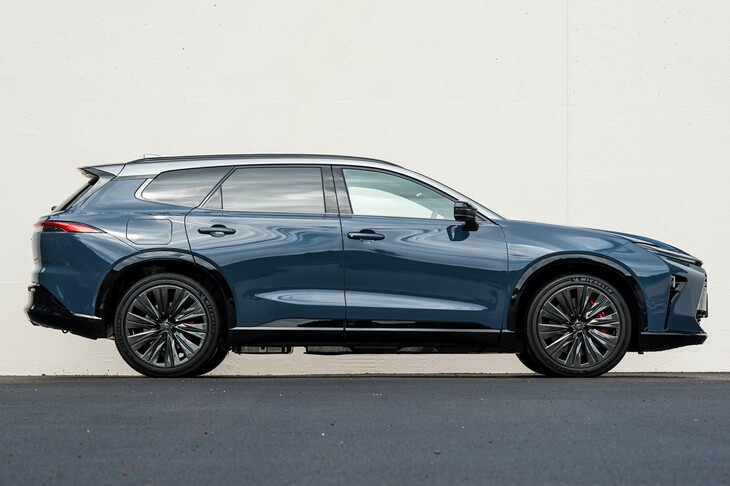 ボディーサイズは全長×全幅×全高＝4930×1880×1625mmとなっており、ちょっとの背の低いSUVといった趣だ。（写真：向後一宏）