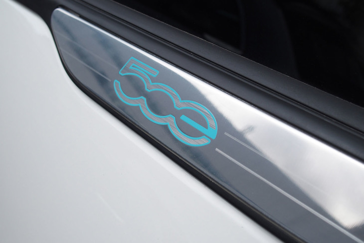 フィアット500eオープン（エンブレム）