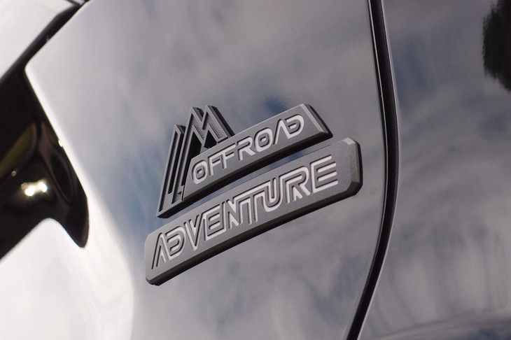 リアには「OFFROAD ADVENTURE」ロゴの専用エンブレムが装着される。