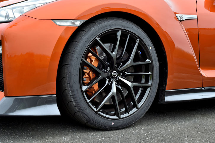 タイヤサイズは従来通り。前が255/40ZR20で、後ろが285/35ZR20。