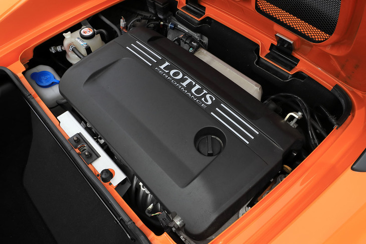 トヨタ製の1.8リッター直4エンジンに、米マグナソン製スーパーチャージャーを組み合わせたパワーユニットをリアミドに横置き搭載。最高出力220PS、最大トルク250N・mを発生する。