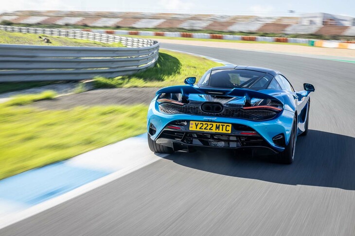 コーナリングにおける俊敏性、旋回フィール、ドライバーへのフィードバックを向上させるべく、「750S」ではスプリングやダンパーも軽量化されている。