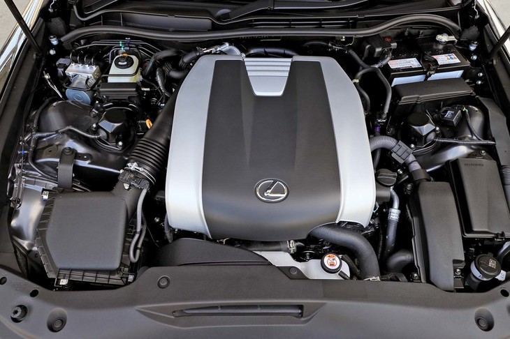 「IS350」のエンジンは、自然吸気の3.5リッターV6。300PSオーバーの最高出力（318PS）を誇る。