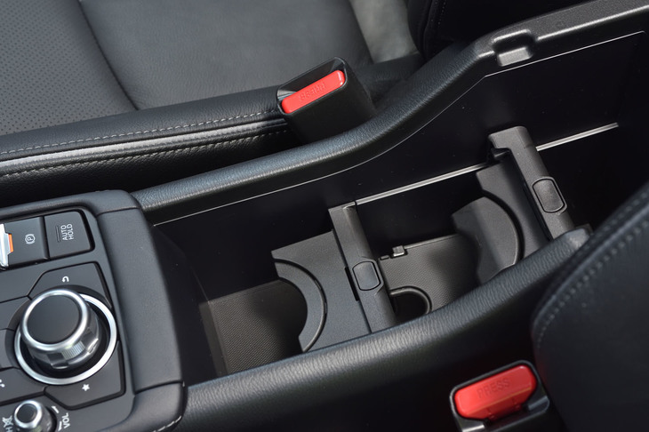 運転席と助手席の間には、使い勝手に優れるマルチボックスが新設された。