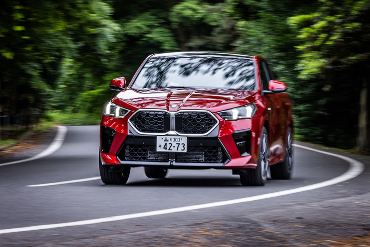 快適性と操舵性を大幅に向上させる「アダプティブMサスペンション」を搭載。低速では目地段差を通過する際にショックを伝えがちだが、速度が上がるにつれてそういった点は気にならなくなる。