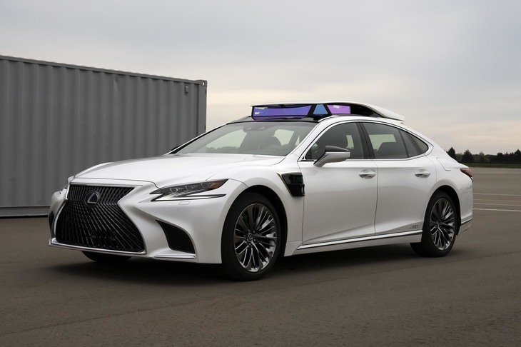 自動運転の実験車両「TRI-P4」。