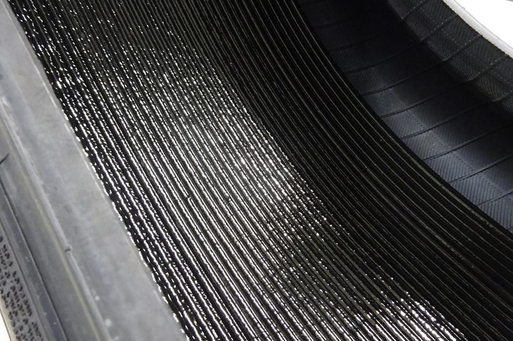 トレッド部の裏側に塗られたシーラント剤。