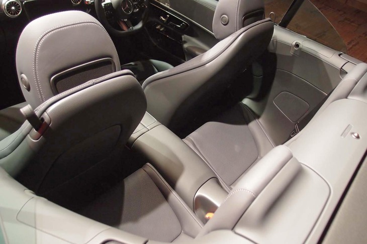 メルセデスAMG SL43（リアシート）