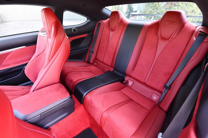 「RC F“パフォーマンスパッケージ”」の後席。定員は2人で、左右の座席間には小物を置くトレーが配される。