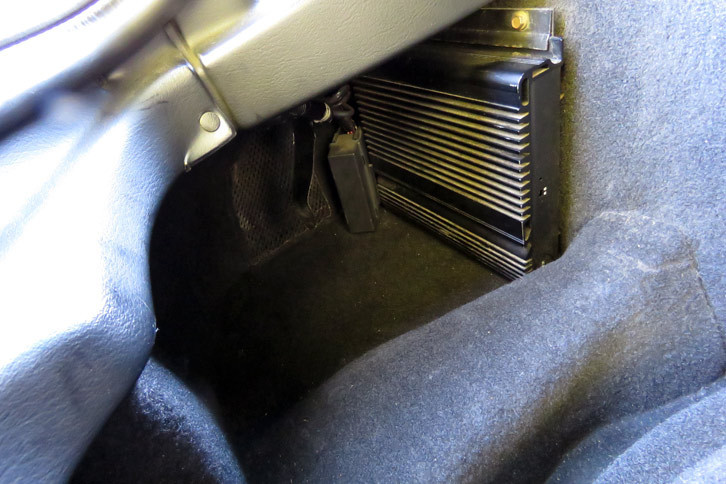 ラゲッジルームの左側には、ご覧の通り電装品が。なぜわざわざ雨漏りするポイントにこんなものを設置するのか？　当時のクライスラーの設計思想には計り知れないものがある。