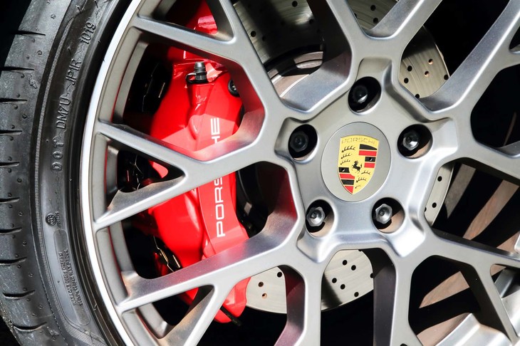 ブレーキキャリパーは前6ピストン、後ろ4ピストンのアルミ製モノブロックで、ブレーキディスクはドリルド加工が施されたベンチレーテッド型のスチール製。ディスクサイズは前後とも350mm径だが、厚みは前34mm、後ろ28mmとなっている。