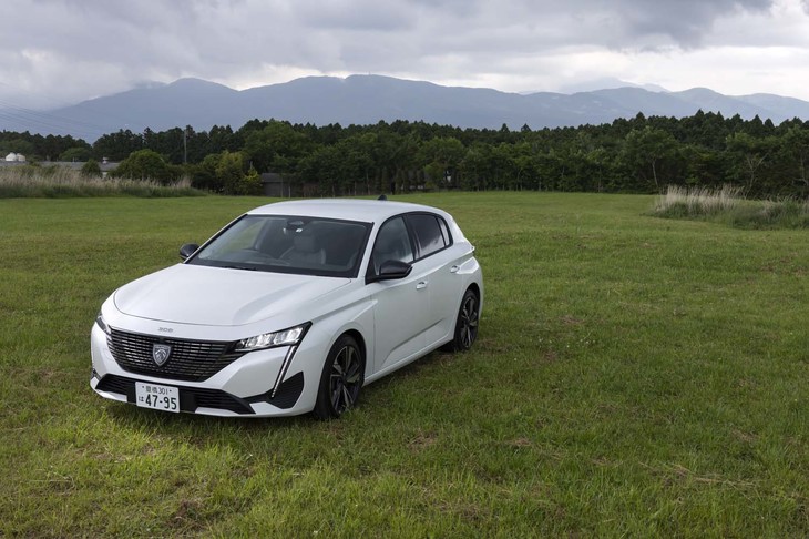 2022年4月に国内導入が発表された新型「プジョー308」。今回の試乗車は1.2リッターターボエンジン搭載のエントリーグレード「アリュール」で、車両本体価格は305万3000円。