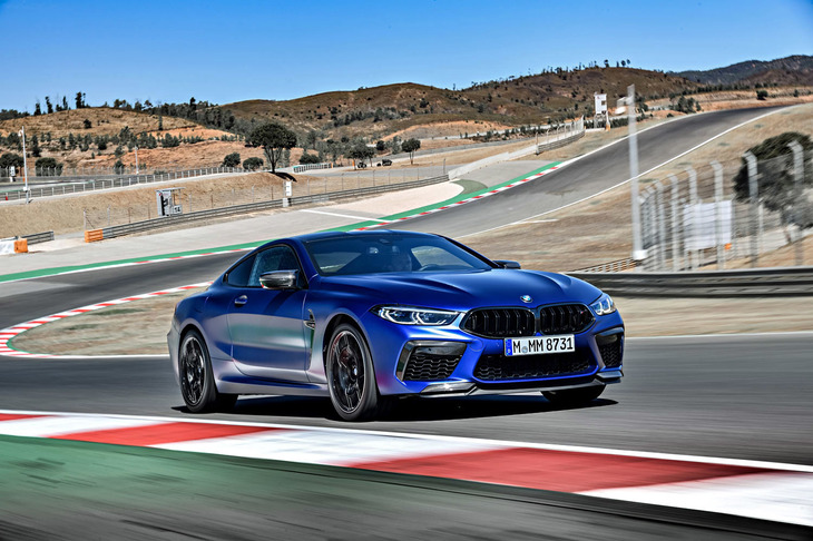 0-100km/h加速は「M8コンペティション」が3.2秒、「M8カブリオレ コンペティション」が3.3秒。最高速はともにリミッターで250km/hに抑えられているが、オプションの「Mドライバーズパッケージ」を装備すると305km/hまで引き上げることができる。