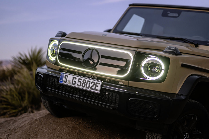 グリルにあたる部分に光沢のあるパネルが装着されるのが「G580」ならではのポイント。「EQS」をはじめとしたBEVとの共通性を感じる。