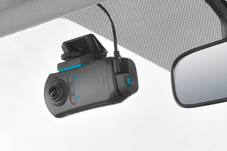 こちらは、カーメイトの最新作である「d'Action（ダクション）360S（DC5000）」。360°の全天周レンズを本体の前後に1個ずつ、計2個装備するのが特徴で、自車両周辺を前後しながら迫るあおり運転や側面衝突など、広範囲にわたって対象をとらえることができる。