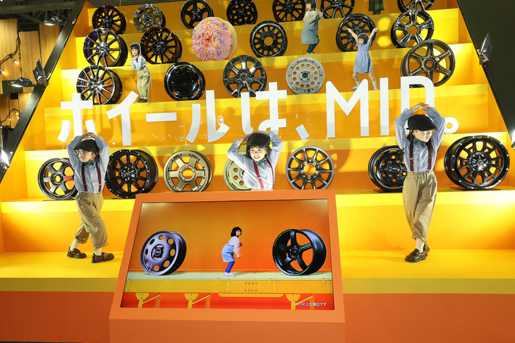 豊富なラインナップを印象づける展示スペースでは、かわいらしいパフォーマンスも披露された。