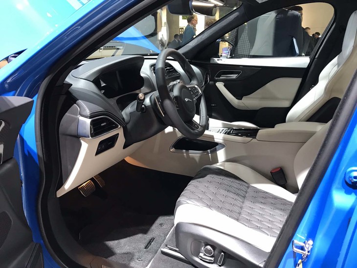 ジャガーFペースSVR（インテリア）