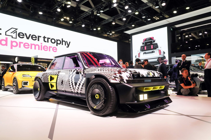 今回のショーの（個人的）目玉は、なんといっても「ルノーR5ターボ3E」。ターボなんか付いてないのに（このクルマは電気自動車）わざわざ“ターボ”を名乗るなんて、どうかしてるぜ！