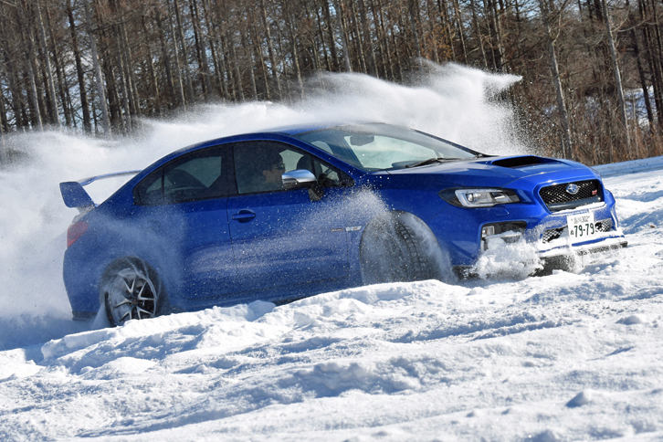 高性能モデル「WRX STI」の4WDシステムは、ドライバーズコントロールセンターデフ付きのDCCD方式AWD。デフロック率を任意に調節できる電磁式LSDと、トルク感応型の機械式LSDが組み合わされる。前後の基本トルク配分は41：59と、スバルが有する4種類の4WDシステムの中で最もリア寄りとなっている。