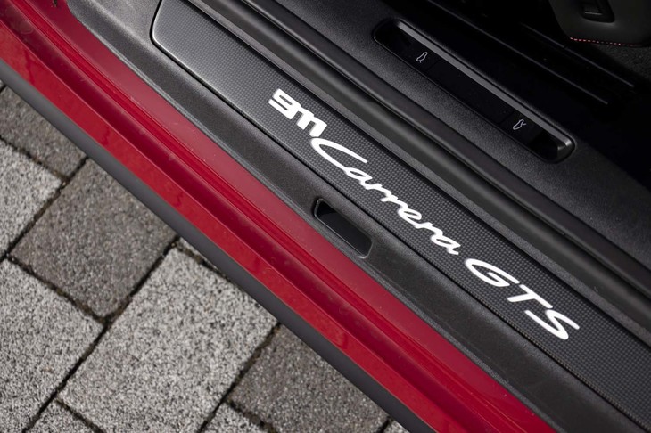 ドア開口部のサイドシルにも車名ロゴが添えられる。