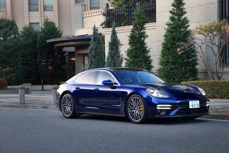 2020年8月にマイナーチェンジを受けた「ポルシェ・パナメーラ」。エクステリアデザインにも手が加えられており、とくにフロントマスクやテールランプまわりの意匠が従来型から変更された。