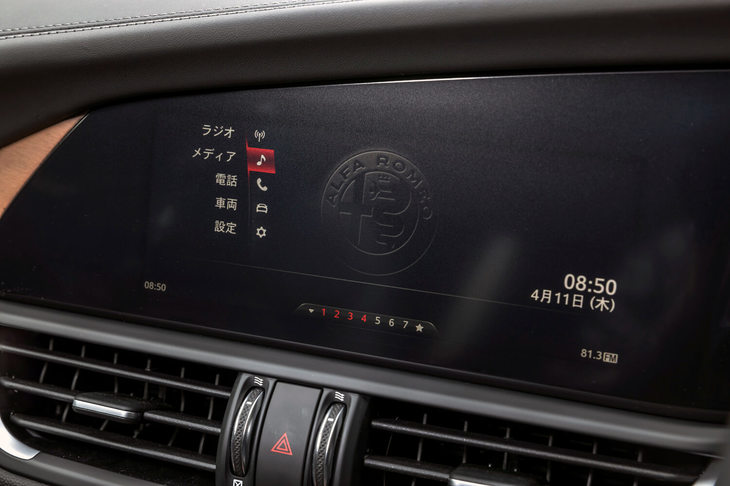 8.8インチのセンターディスプレイ。Apple CarPlayとAndroid Autoに対応しており、カーナビはスマートフォンを介して利用することになる。