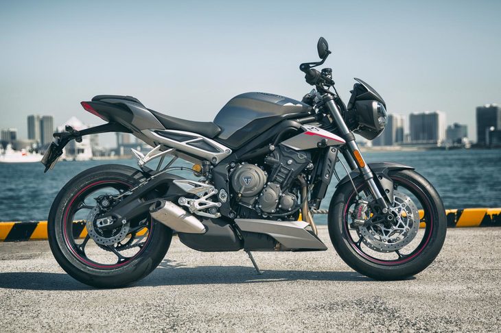 トライアンフ製ストリートファイターの特徴ともいえる、凝縮感のある前のめりなサイドビュー。今回は「ストリートトリプル」の中でも、最上級グレードの「RS」に試乗した。