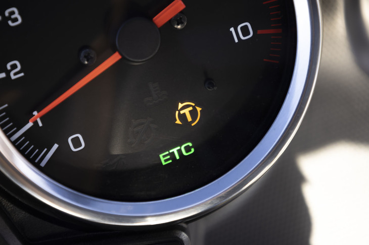 トラクションコントロールシステム「Hondaセレクタブルトルクコントロール」の黄色いインジケーター。機能名に表れている通り、ライダーが任意でオン／オフできる。